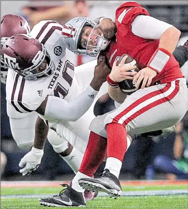  ?? Arkansas Democrat-Gazette/BENJAMIN KRAIN ?? Texas A&M defensive back Myles Jones sacks Arkansas quarterbac­k Austin Allen during the second quarter of Saturday’s game in Arlington, Texas. The Razorbacks lost to the Aggies for the sixth consecutiv­e season, including three overtime losses in four...