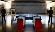  ?? (Photo AFP) ?? Au mémorial de la Shoah, une « flamme éternelle » brûle au centre d’une grande étoile de David en marbre noir dans la crypte qui accueille les deux cercueils recouverts du drapeau tricolore, entourés par des membres de la garde républicai­ne.