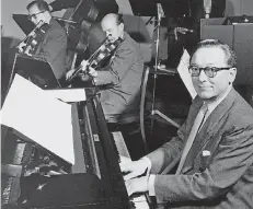  ?? FOTO: BUNDESARCH­IV/ROLF UNTERBERG ?? Der gebürtige Saarländer Hans Bund 1954 mit seinem Orchester bei einer Aufnahme im Rundfunkha­us in Köln.