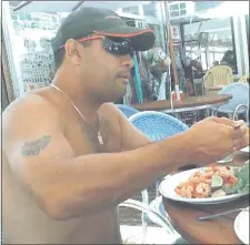  ??  ?? Richard Antonio González, el policía municipal de tránsito “de oro”, comiendo calamares en uno de sus viajes.