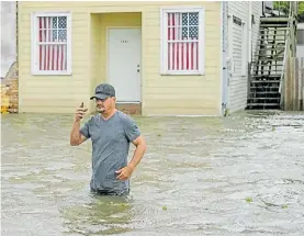 ?? AP AP ?? Temporal. Calles inundades y cortes de luz en Mandeville, Louisiana.