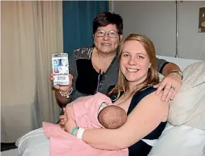  ??  ?? Stephanie Ayling and her daughter Ellia with midwife Ali Jennings.