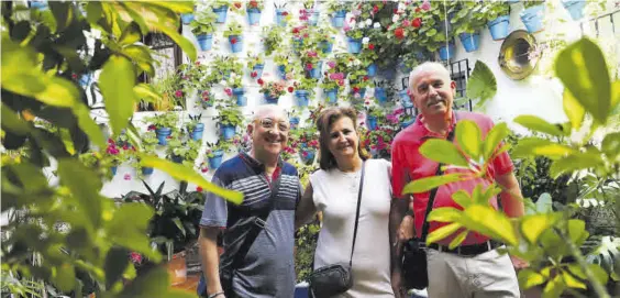  ?? FRANCISCO GONZÁLEZ / MANUEL MURILLO ?? Visitantes en el patio de la calle Judíos 6.