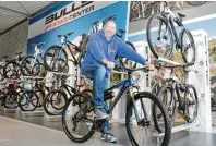  ?? Foto: Andreas Schäfer ?? Inhaber Maximilian Gehl mit einem stark reduzierte­n Mountain Bike des Hersteller­s BULLS.