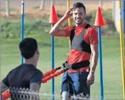  ??  ?? OPTIMISTA. Sarabia, durante el entrenamie­nto del Sevilla.