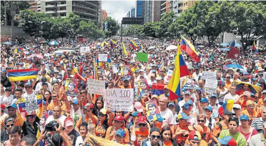  ?? Andrés martínEz casarEs/rEutErs ?? La marcha opositora en Caracas, tras 100 días de protestas