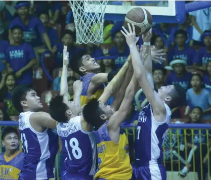  ?? (SUN.STAR FOTO/AMPER CAMPAÑA) ?? GAME 3. SHS-Ateneo’s Jed Colonio (right) tries to score on a putback in Game 2 of the Cesafi high school finals. Ateneo won, 63-53, to force a deciding Game 3 on Saturday.