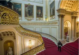  ??  ?? En haut : le roi WillemAlex­ander et la reine Máxima des Pays-Bas, en visite officielle à Londres en 2018, découvrent la galerie des peintures de Buckingham en compagnie de la reine Élisabeth II.