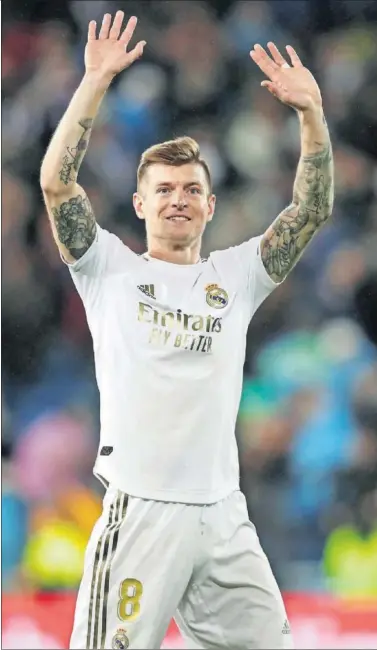  ??  ?? Toni Kroos se despide de su familia el pasado octubre a la conclusión del partido Real Madrid-Leganés.