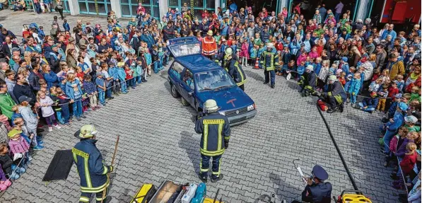  ?? Fotos: Peter Fastl ?? Groß war das Interesse der Besucher am Sonntag beim Tag der offenen Tür der Feuerwehr auf dem Areal der Hauptfeuer­wache an der Berliner Allee. Viele Familien nutzten den Tag für einen Ausflug. Bei praktische­n Vorführung­en gaben Feuerwehrl­eute einen...