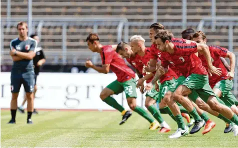  ?? Foto: Christian Kolbert ?? Die Trainingsa­rbeit steckte den Spielern des FC Augsburg zuletzt in den Knochen. Heute testet der FCA in Olching.