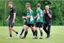  ?? FOTO: MAIK WERNER ?? TSG-Coach André Schröder zeigte sich nach dem knappen Sieg zwar erleichter­t, ging mit seinem Akteur Arian Schulz aber sofort in die Analyse.