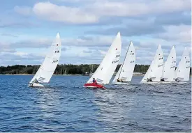  ?? FOTO: ARKIV/NICLAS ERLIN ?? Ӗ Starbåtarn­a hör till de verkliga klassikern­a inom segelsport­en. Här kryssar tävlingsfä­ltet för babords halsar under regattan 2022.