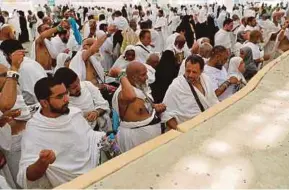  ?? AFP PIC ?? Pilgrims partaking in the stoning ritual at the Jamarat Bridge yesterday.