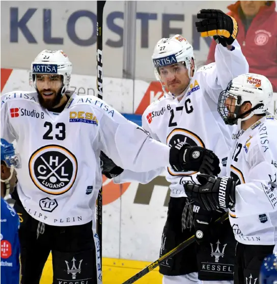  ?? KEYSTONE ?? Morini, Chiesa e Ulmer festeggian­o il gol dell’1-4