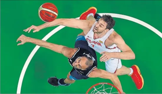  ?? JIM YOUNG / AFP ?? La participac­ión de Pau Gasol es decisiva para la selección española