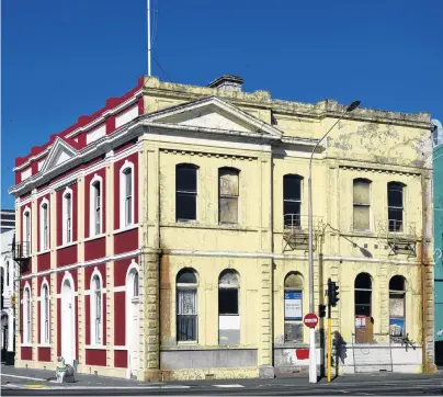  ?? PHOTO: GERARD O’BRIEN ?? For sale . . . An empty heritage building back on the market in Jetty St.