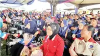  ??  ?? SEBAHAGIAN ahli KRT dari seluruh Sabah yang hadir pada majlis itu.