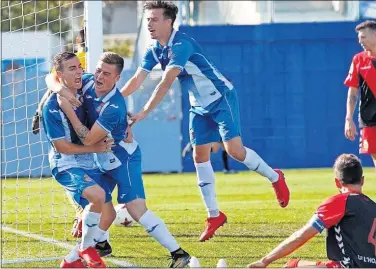  ??  ?? ALEGRÍA. Los jugadores del Espanyol B celebran uno de los goles ante L’Hospitalet, el pasado domingo.