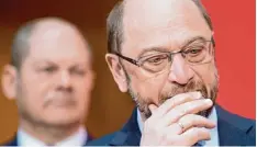  ?? Foto: Kay Nietfeld, dpa ?? SPD Chef Martin Schulz, Hamburgs Bürgermeis­ter Olaf Scholz (links): inhaltlich wie personell völlig unsortiert.