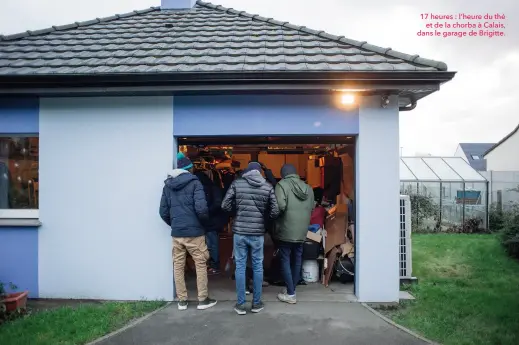  ?? ?? 17 heures : l’heure du thé et de la chorba à Calais, dans le garage de Brigitte.