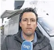  ??  ?? Carlos Gonzalez, Redakteur des spanischen Fernsehsen­ders TVE, vor einem Übertragun­gswagen: Seit Donnerstag berichtet er aus Düsseldorf. Mehrmals pro Tag wird er live zugeschalt­et.