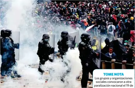  ??  ?? PARO. Manifestan­tes se enfrentan a la Policía colombiana durante una protesta en la Plaza de Bolívar de Bogotá (Colombia). Foto: EFE