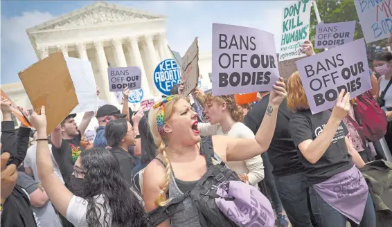  ?? ?? Cientos de personas a favor y en contra del aborto se manifestar­on frente a la Corte Suprema estadounid­ense