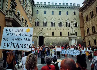  ??  ?? Paragoni azzardati Un cartello con la stella di David comparso ieri in piazza a Siena