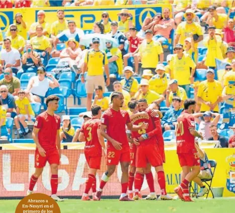  ?? ?? Abrazos a En-Nesyri en el primero de los goles del Sevilla, el suyo, ayer en Gran Canaria // EFE