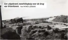  ?? Foto PATRICK LEENDERS ?? Een uitgebrand zweefvlieg­tuig voor de brug van Vroenhoven.