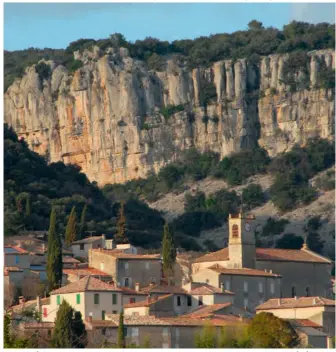  ??  ?? Surplombé par d’imposantes falaises, le village de Corconne est fier de son architectu­re médiévale.