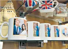  ??  ?? Souvenirs celebratin­g the royal engagement for sale in Windsor, Berkshire