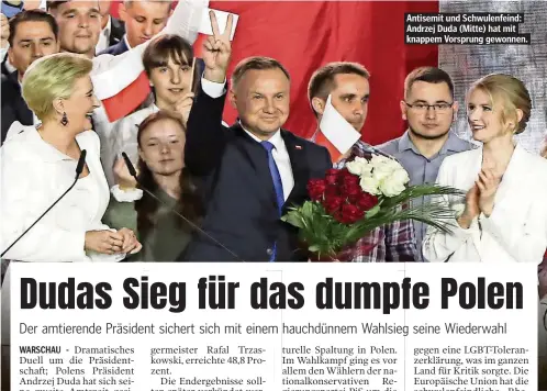  ??  ?? Antisemit und Schwulenfe­ind: Andrzej Duda (Mitte) hat mit knappem Vorsprung gewonnen.