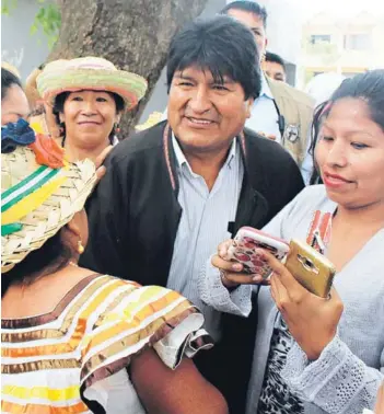  ??  ?? ► Evo Morales ayer recibió el apoyo de pueblos originario­s de Cochabamba.