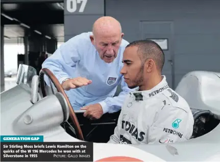  ?? PICTURE: GALLO IMAGES ?? GENERATION GAP Sir Stirling Moss briefs Lewis Hamilton on the quirks of the W 196 Mercedes he won with at Silverston­e in 1955
