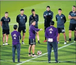  ??  ?? SESIÓN. Gallardo, dirigiendo ayer el entrenamie­nto de River Plate.