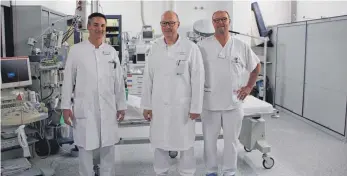  ?? FOTO: ABU ?? Dr. Philipp Wagner, Dr. Ralf Wegner und Thomas Unger ( von links) im Schockraum des Krankenhau­ses.