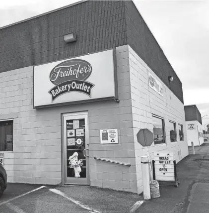  ?? TRACY SCHUHMACHE­R/ROCHESTER DEMOCRAT AND CHRONICLE ?? Freihofer’s Bakery Outlet in Henrietta is permanentl­y closed along with several others in the state, according to Freihofer’s parent company Bimbo Bakeries USA.