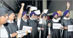  ?? KESHAV SINGH/HT ?? BLACK ROBE PROTEST: (From left) Three nonSikh MLAs — BJP’s Som Parkash and Arun Narang, and SAD’s NK Sharma — wear ‘patka’ and turban to express solidarity in protest with SAD chief Sukhbir Badal and others, at the Vidhan Sabha complex in Chandigarh...