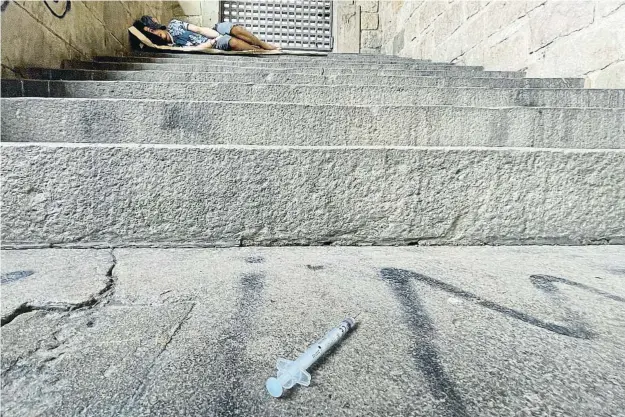  ?? Mané Espinosa ?? A les escales dels històrics jardins Rubió i Lluch últimament hi acostumen a buscar refugi molts toxicòmans