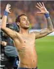  ?? FOTO: IMAGO ?? Neymar feiert seinen Gala-Auftritt mit freiem Oberkörper.