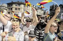  ??  ?? Tausende Menschen feierten in Frankfurt die Olympionik­en auf dem Römerberg.