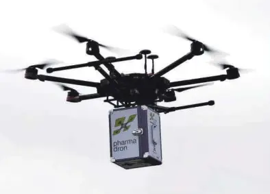  ?? JAIME GALINDO ?? Un dron con un paquete de la empresa Novaltia en la presentaci­ón del vertipuert­o de La Almozara, en 2021.