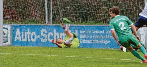  ?? Foto: Michael Hochgemuth ?? Der Stätzlinge­r Torwart Julian Baumann musste in der 92. Minute noch hinter sich greifen.