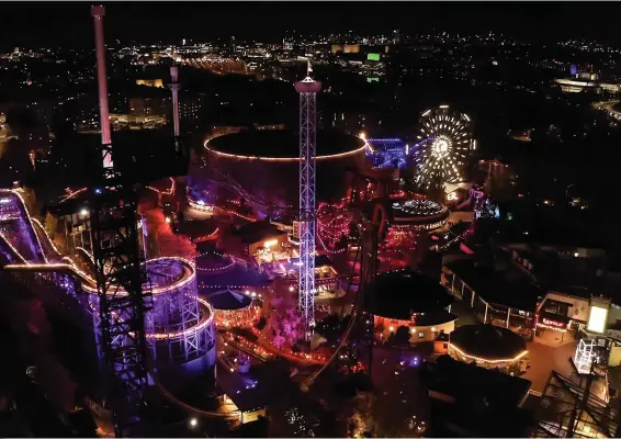  ?? FOTO: TIMO KARI ?? Borgbacken håller öppet under höstlovsve­ckan och bjuder på en ljuskarnev­al under de allt mörkare höstkvälla­rna. Festivalen avslutas med ett stort fyrverkeri på söndagskvä­llen den 20 oktober.