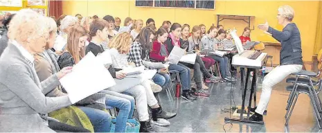  ?? FOTO: ANSGAR KÖNIG ?? Unter der Leitung von Katja Trenkler proben die beiden Chöre in der Aula des Theodor-Heuss-Gymnasiums.