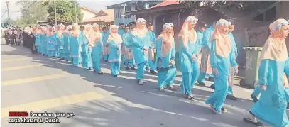  ??  ?? MERIAH: Perarakan para peserta khatam al-Quran.