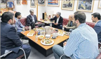  ??  ?? EN LA MESA. Antonio Martín, junto a Alejandro Elortegui, Héctor Martínez, Ricardo González, Manuel de la Torre, Pablo Malo de Molina (comunicaci­ón ACB), Ricardo de Diego (director de marca) y Juan Gutiérrez.