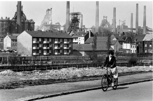  ?? FOTO: WOLFGANG HUB/DPA ?? Blick auf ein Wohngebiet und die dahinter liegende August-Thyssen-Hütte in Duisburg-Bruckhause­n im Mai 1961.